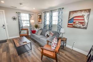 Χώρος καθιστικού στο Charming Cowboy Bunkhouse in Denver