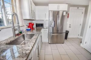 Η κουζίνα ή μικρή κουζίνα στο Charming Cowboy Bunkhouse in Denver +21 φωτογραφίες