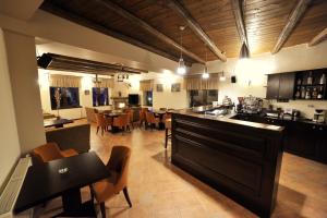 Reštaurácia alebo iné gastronomické zariadenie v ubytovaní Guesthouse Papastoikou