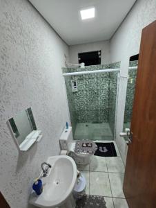 Un baño con ducha, inodoro y lavabo. en Casa aconchegante em Ubatuba, en Ubatuba