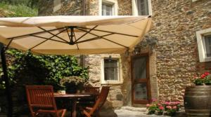 a table with an umbrella in front of a building at Villa Susana in Pieve di compito