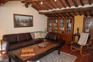 a living room with a leather couch and a table at Villa Susana in Pieve di compito