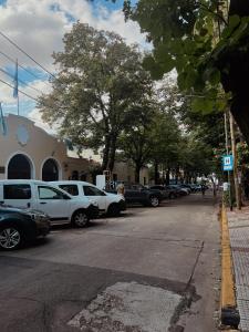 a street with cars parked in a parking lot at Departamento monoambiente en el centro de San Isidro in San Isidro