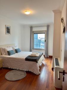 een slaapkamer met een groot bed en een raam bij Expo Luxury apartment in Lissabon