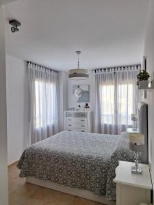 En eller flere senge i et værelse på ATICO VISTA ESURI GOLF y RELAX + 34 billeder