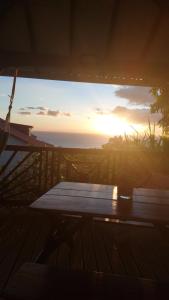 - une vue sur le coucher du soleil depuis la terrasse d'une maison dans l'établissement Entre mer et montagne, à Saint-Claude 4 autres photos