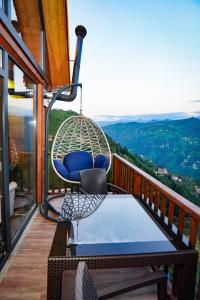 a swing on the balcony of a house at 101 nolu oda in Çamlıhemşin