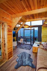 a living room with a couch and a table in a cabin at 101 nolu oda in Çamlıhemşin