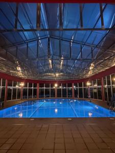 ein großes Schwimmbad in einem großen Gebäude in der Unterkunft EL ESCONDITE Bahía de Vera Naturista in Playas de Vera