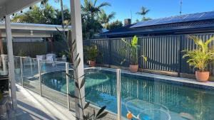 Πισίνα στο ή κοντά στο Newly Renovated, walk to beach, jump in pool