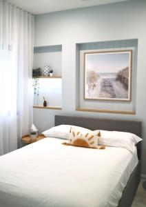 Ένα ή περισσότερα κρεβάτια σε δωμάτιο στο Newly Renovated, walk to beach, jump in pool