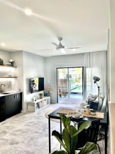 Μια τηλεόραση ή/και κέντρο ψυχαγωγίας στο Newly Renovated, walk to beach, jump in pool +23 φωτογραφίες