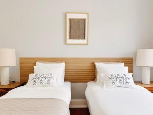 two beds in a room with two lamps at Soar Home l Airport l Olivais in Lisbon
