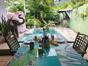 a table with plates of food on it next to a pool at Tiki camping, petit déjeuner offert in Bora Bora