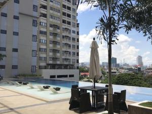 Bazén v ubytování Happy Homes Fully Furnish Condo Unit - Persimmon nebo v jeho okolí