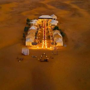 Una vista aérea de un campamento en el desierto por la noche en Desert Lodge Luxury Camp, en Merzouga