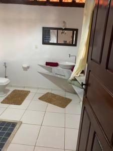 ein Badezimmer mit Waschbecken und Toilette in der Unterkunft Casa Paraiso in Paulista + 30 Fotos