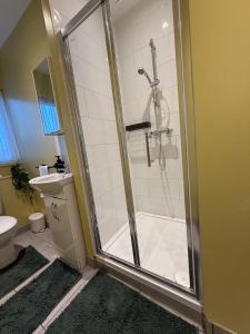 Koupelna v ubytování 2 bedroom City stay Luxe London + 37 fotografií