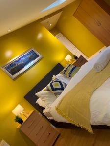 Postel nebo postele na pokoji v ubytování 2 bedroom City stay Luxe London