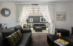 Ruang duduk di Hosts on the Coast Pohtukawa Cottage +13 gambar