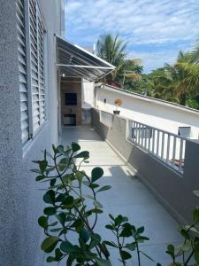 un balcon d'un bâtiment avec une usine dans l'établissement Apartamento 1 quadra do mar em Ipanema - PR, à Pontal do Paraná