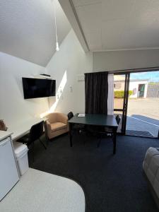 TV a/nebo společenská místnost v ubytování Sundowner Motel