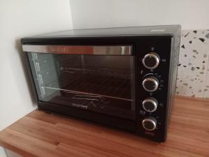 a black toaster oven sitting on a wooden table at Casa Maitén in El Bolsón