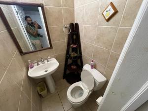 Un baño de Luxury Spacious Villa with Aircon and Pool Table