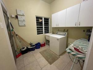 Una cocina o zona de cocina en Luxury Spacious Villa with Aircon and Pool Table