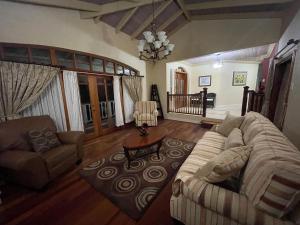 Zona de estar de Luxury Spacious Villa with Aircon and Pool Table