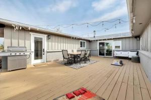 Un patio con una mesa y sillas en una terraza. en Playground Game Console 25 mins away to Grand Canyon, en Valle