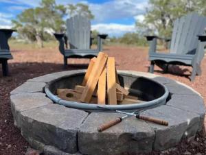una hoguera con 2 sillas y palos de madera en Playground Game Console 25 mins away to Grand Canyon, en Valle 20 fotos más