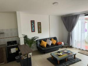 a living room with a couch and a table at Apartamento Exclusivo Central - Sogamoso in Sogamoso