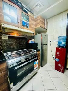 Η κουζίνα ή μικρή κουζίνα στο Beautiful Luxury Room with attached washroom only one large room not entire apartment