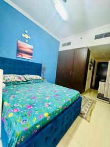 Ένα ή περισσότερα κρεβάτια σε δωμάτιο στο Beautiful Luxury Room with attached washroom only one large room not entire apartment +2 φωτογραφίες