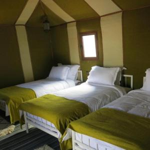 Postel nebo postele na pokoji v ubytování Merzouga Spectacular Luxury Camp