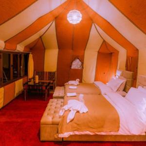 Postel nebo postele na pokoji v ubytování Merzouga Spectacular Luxury Camp
