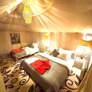 Postel nebo postele na pokoji v ubytování Merzouga Spectacular Luxury Camp