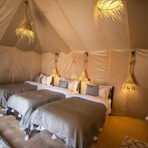 Postel nebo postele na pokoji v ubytování Merzouga Spectacular Luxury Camp