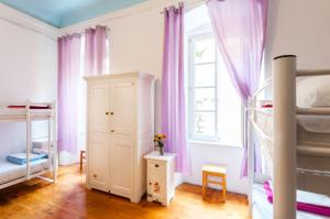 Posteľ alebo postele v izbe v ubytovaní Old Town Hostel
