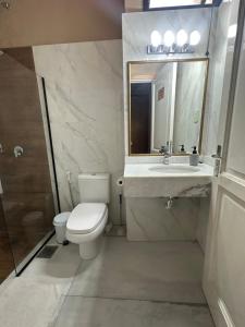 Un baño de Downtown Room