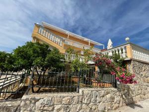 Το κτήριο όπου στεγάζεται  το διαμέρισμα