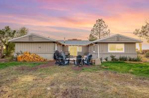 a house with a table and chairs in the yard at 25 Min to Grand Canyon Shuffleboard Fire Pit in Valle