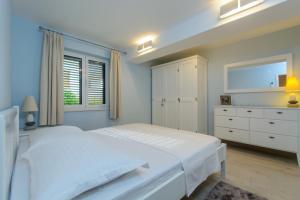 En eller flere senge i et værelse på Luxury Apartment Kalebic