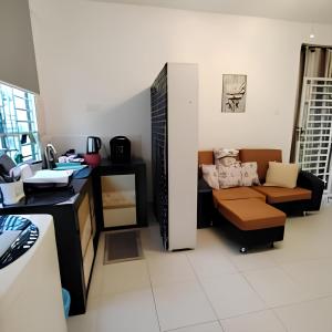eine Küche mit einem Wohnzimmer mit einem Sofa in der Unterkunft Tebrau City Residence by Natol in Johor Bahru