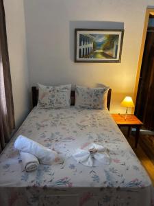 a bedroom with a bed with towels on it at Studio Hashi 08 in Paraty