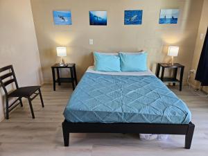 Voodi või voodid majutusasutuse Yonegan Plumeria Hilo Hotel toas