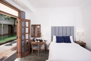 Postel nebo postele na pokoji v ubytování Adhisthana Hotel Yogyakarta