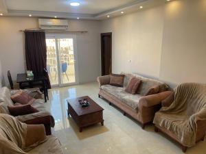 ein Wohnzimmer mit zwei Sofas und einem Couchtisch in der Unterkunft Marvel lotus in Hurghada
