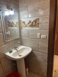 ein Badezimmer mit Waschbecken und Spiegel in der Unterkunft Marvel lotus in Hurghada + 19 Fotos